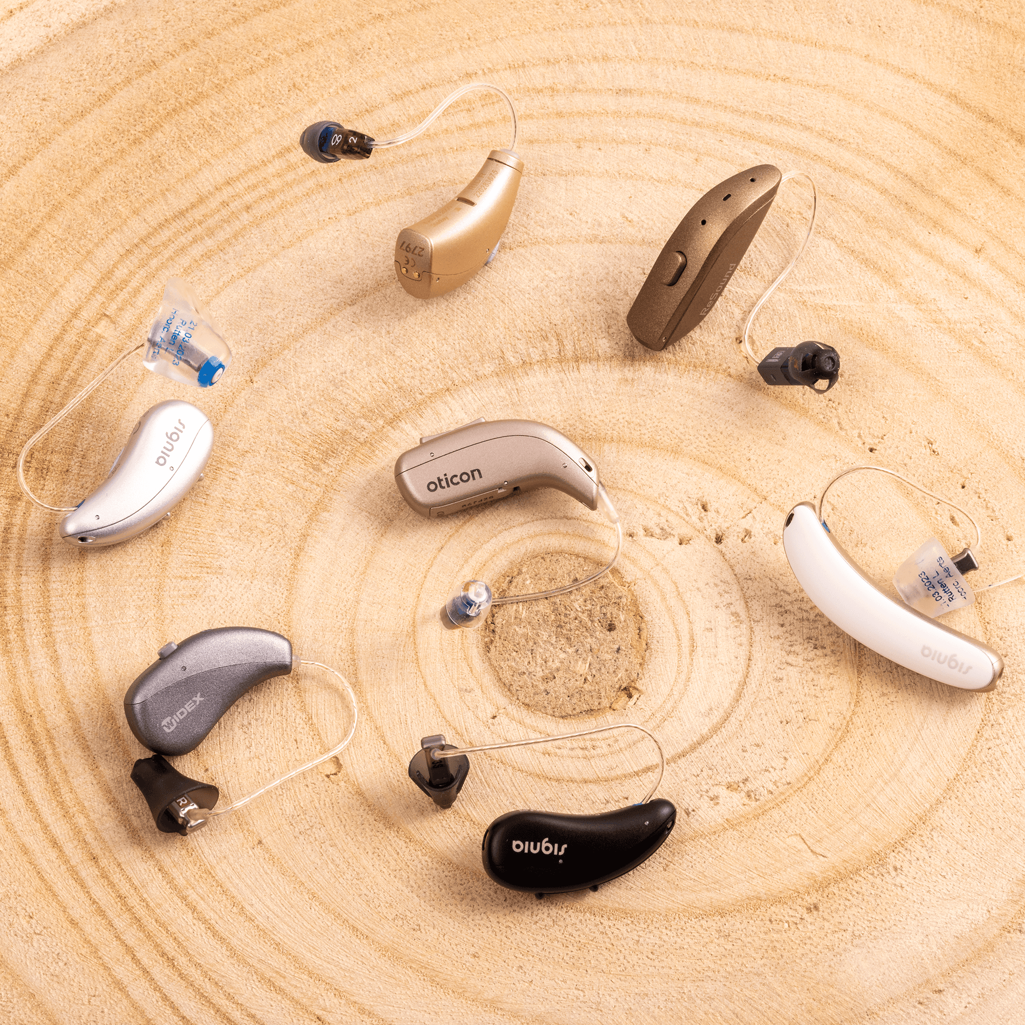 Hoorapparaten op een houten plateau