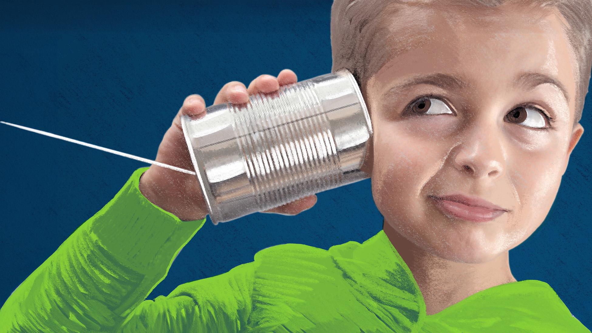 Kind dat doet alsof een blikje een telefoon is